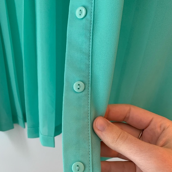 Light Collared Shirt with Pleats at Back - Picture 6 of 6